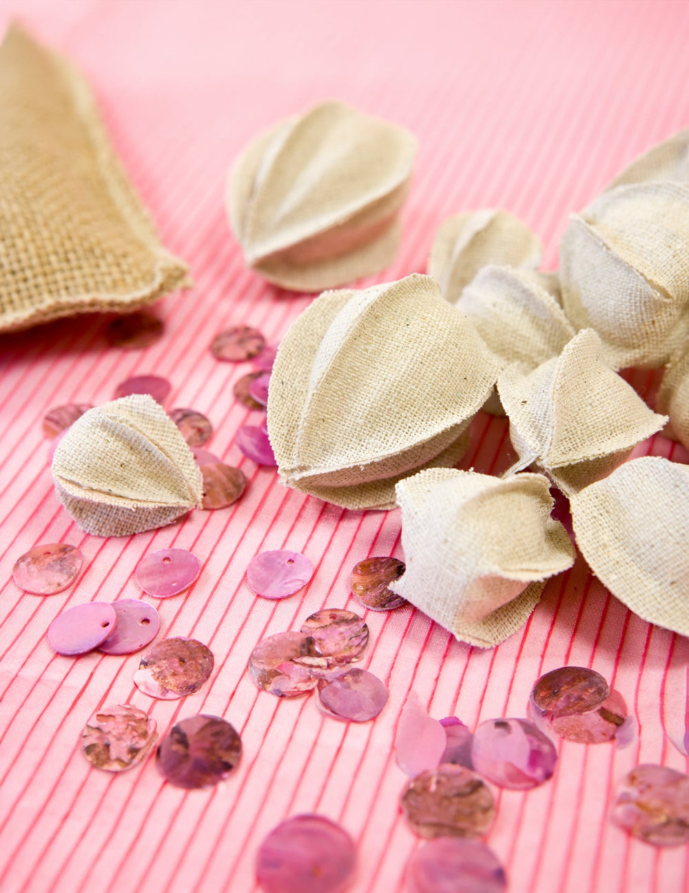 Gros plan sur la texture des décorations physalis en lin naturel beige