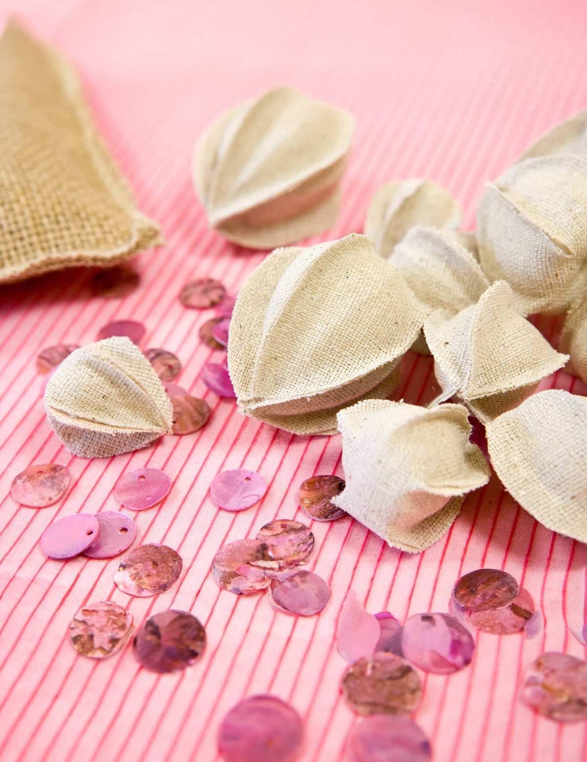 Gros plan sur la texture des décorations physalis en lin naturel beige