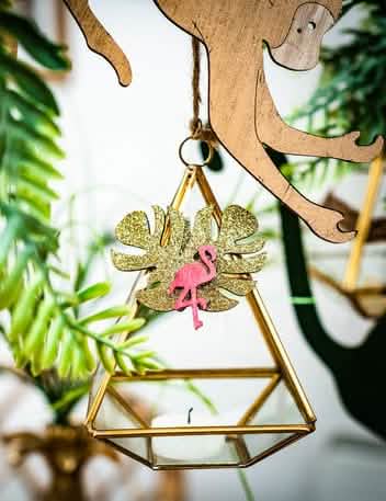 Encenação com um castiçal da decoração de flamingos cor-de-rosa para festa exótica