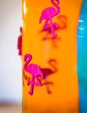 Grande plano sobre os detalhes da decoração de flamingos cor de rosa para festa exótica em madeira cor de rosa