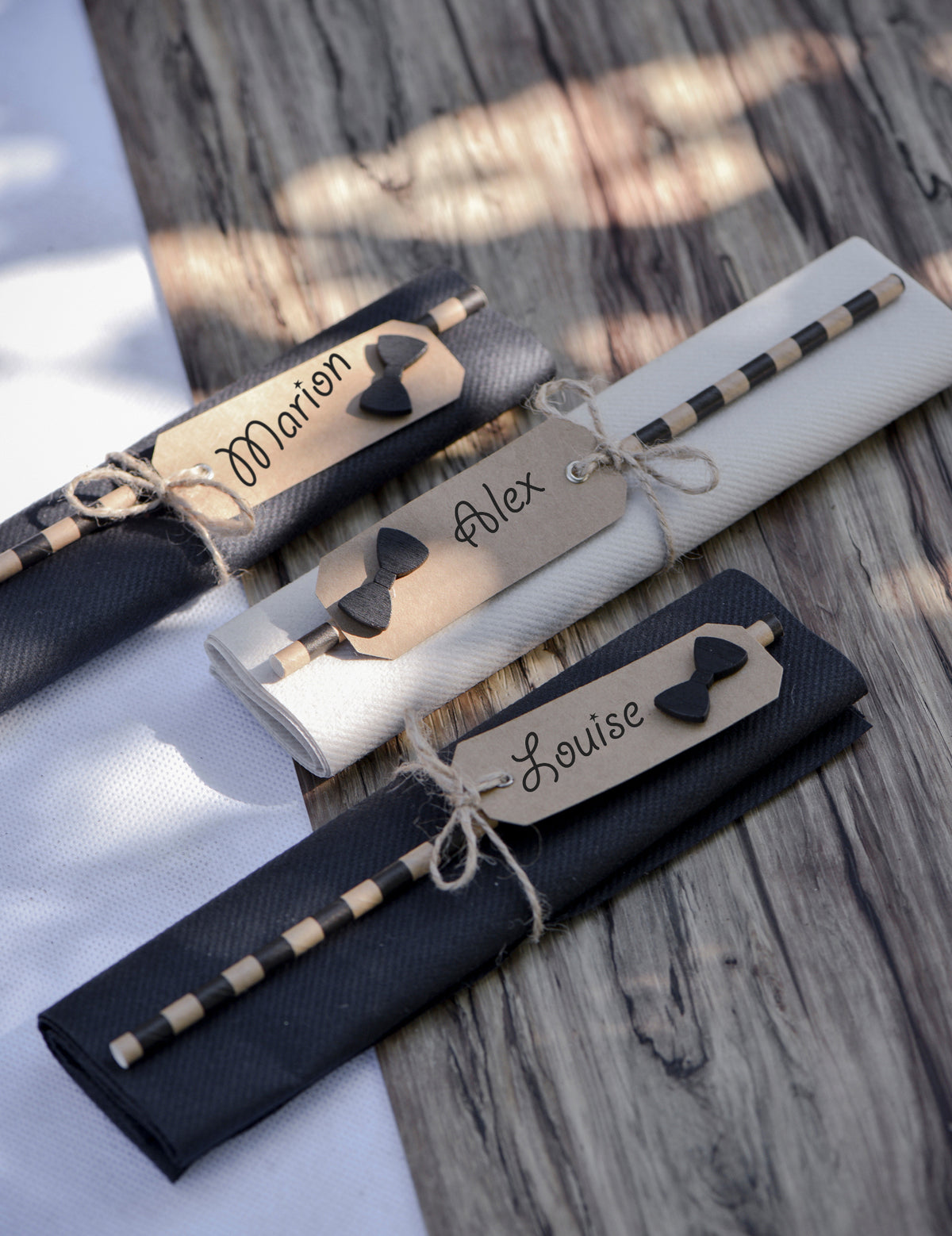 Mise en situation sur serviettes du marque-place style rustique kraft avec cordon
