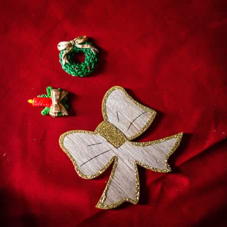 Detalhe dos motivos com brilhantes dourados ou dos 12 laços de madeira de natal