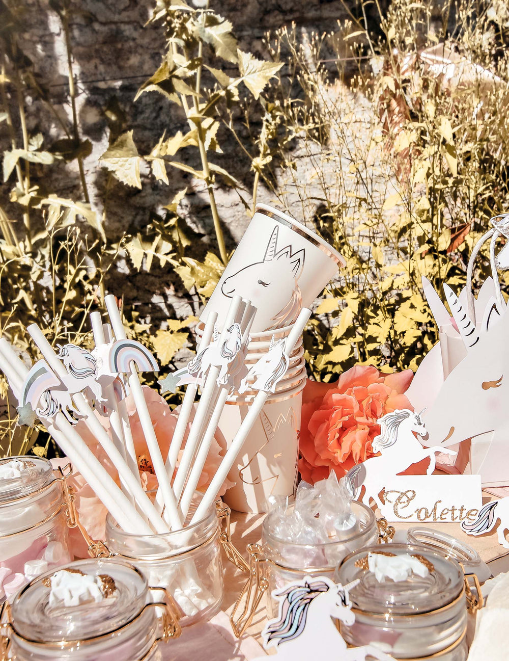 Mise en scène des pailles licorne pour anniversaire