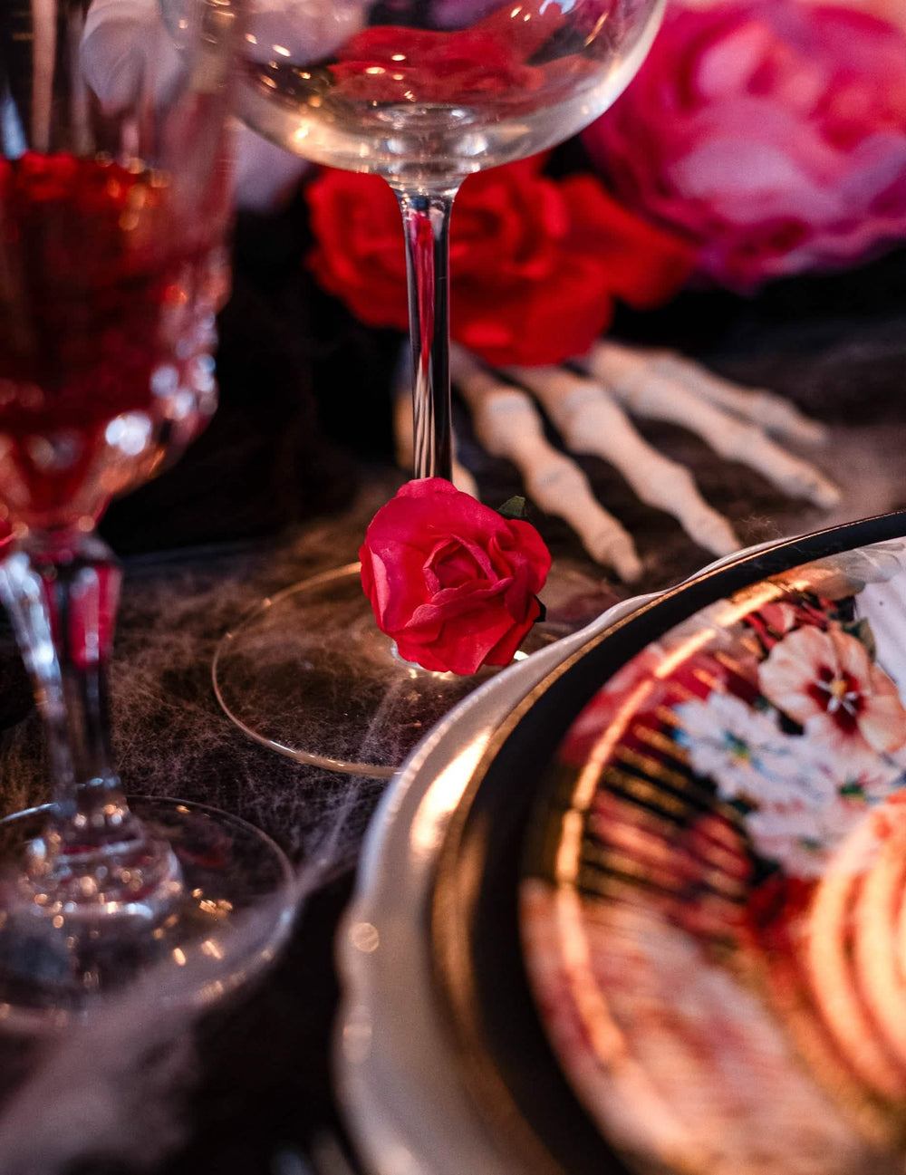Encenação numa mesa de halloween de 12 rosas para picar para decoração