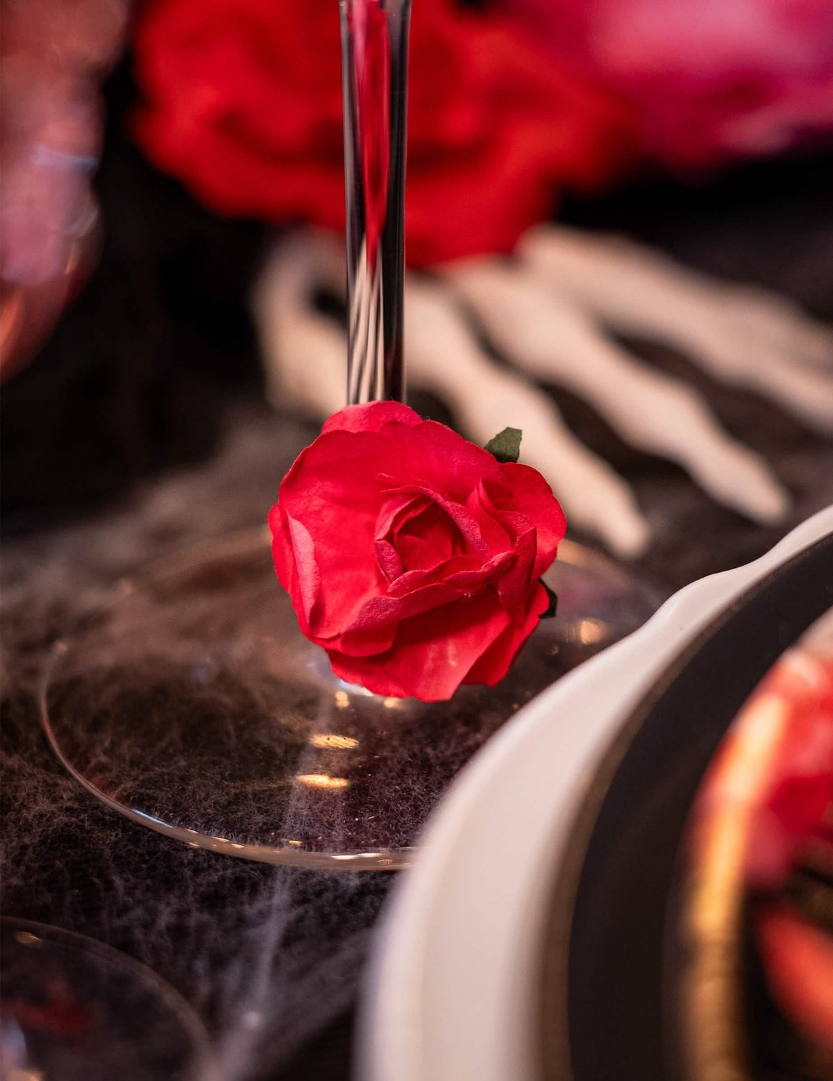 Detalhe de uma cor de rosa fixada num pé de vidro do 12 cor de rosa para espetar para decoração