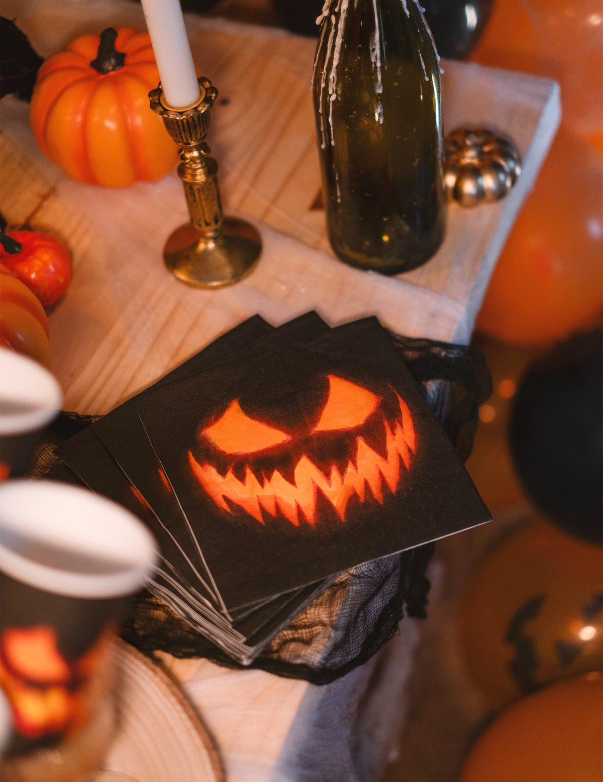 Mise en scène pour Halloween des serviettes en papier citrouille terrifiante