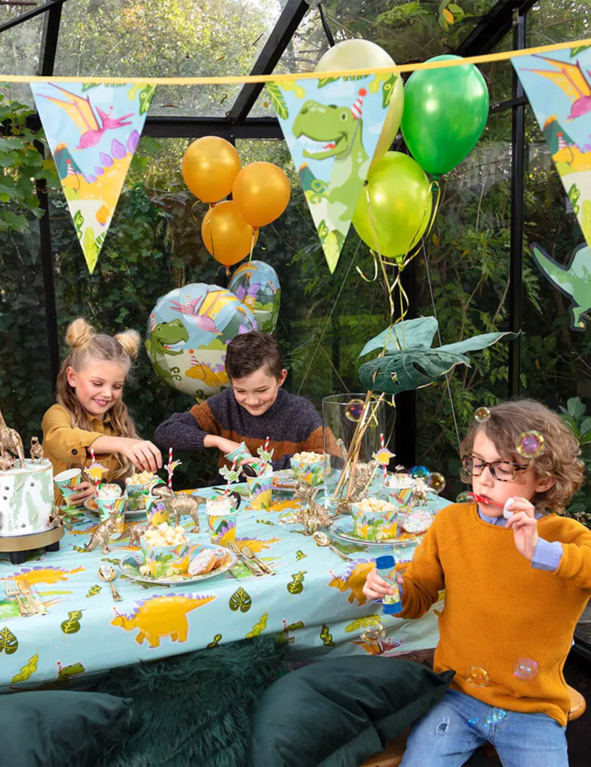 Mise em situação sobre uma mesa de aniversário de guardanapos Dino Party