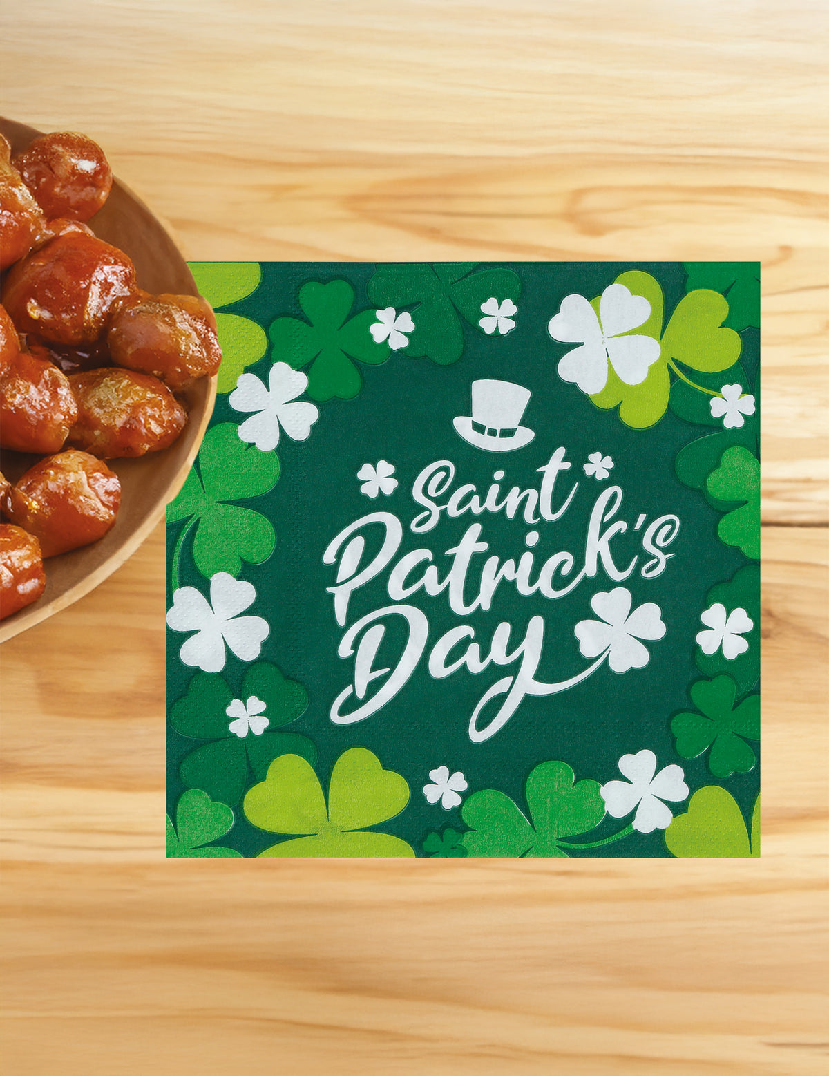 Mise en situation sur table des serviettes Saint Patrick