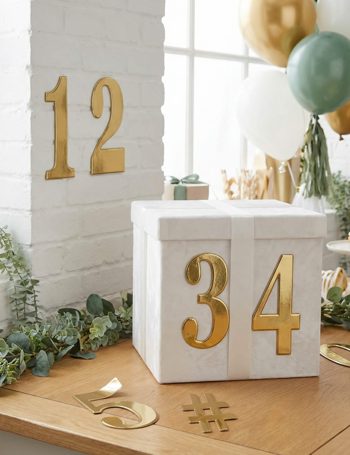 Colocação dos autocolantes números adesivos de aniversário para decoração de festa dourado