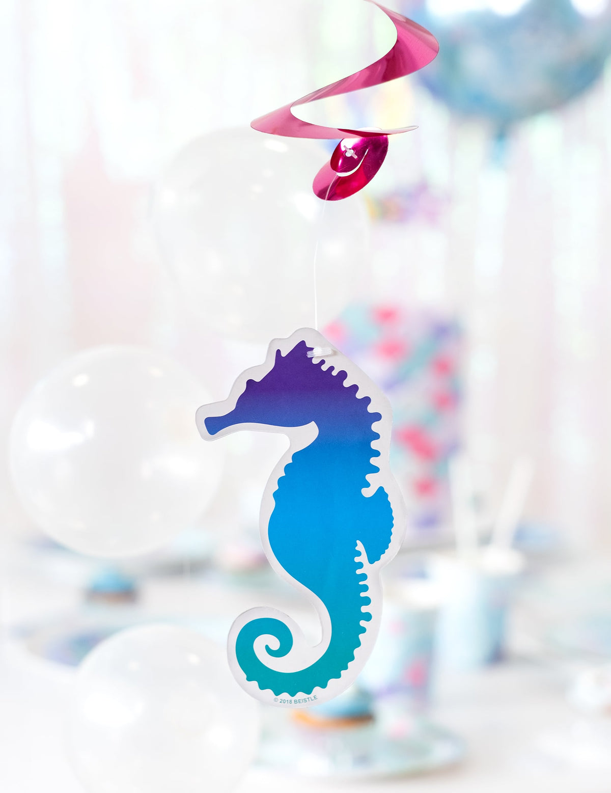 Gros plan sur la silhouette d'hippocampe des 12 suspensions en spirales sirène mauves