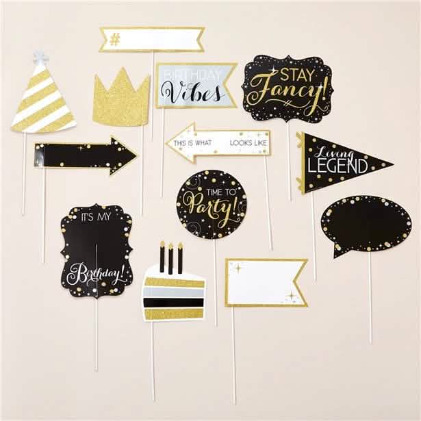 Vista geral dos 13 acessórios photobooth personalizáveis para adulto preto e dourado