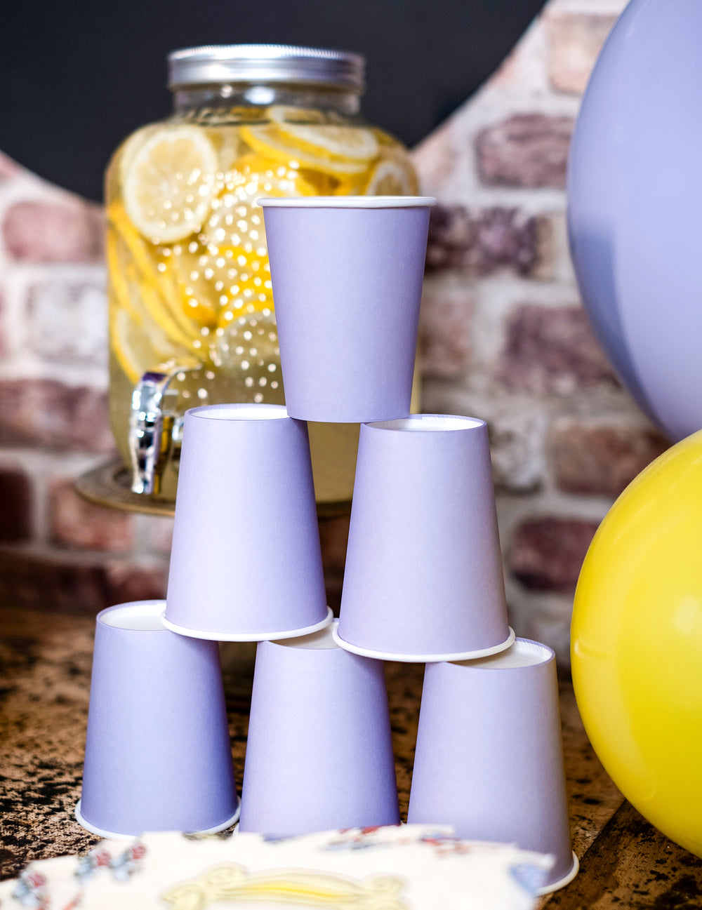 Mise en situation des gobelets en carton lavande pour fête