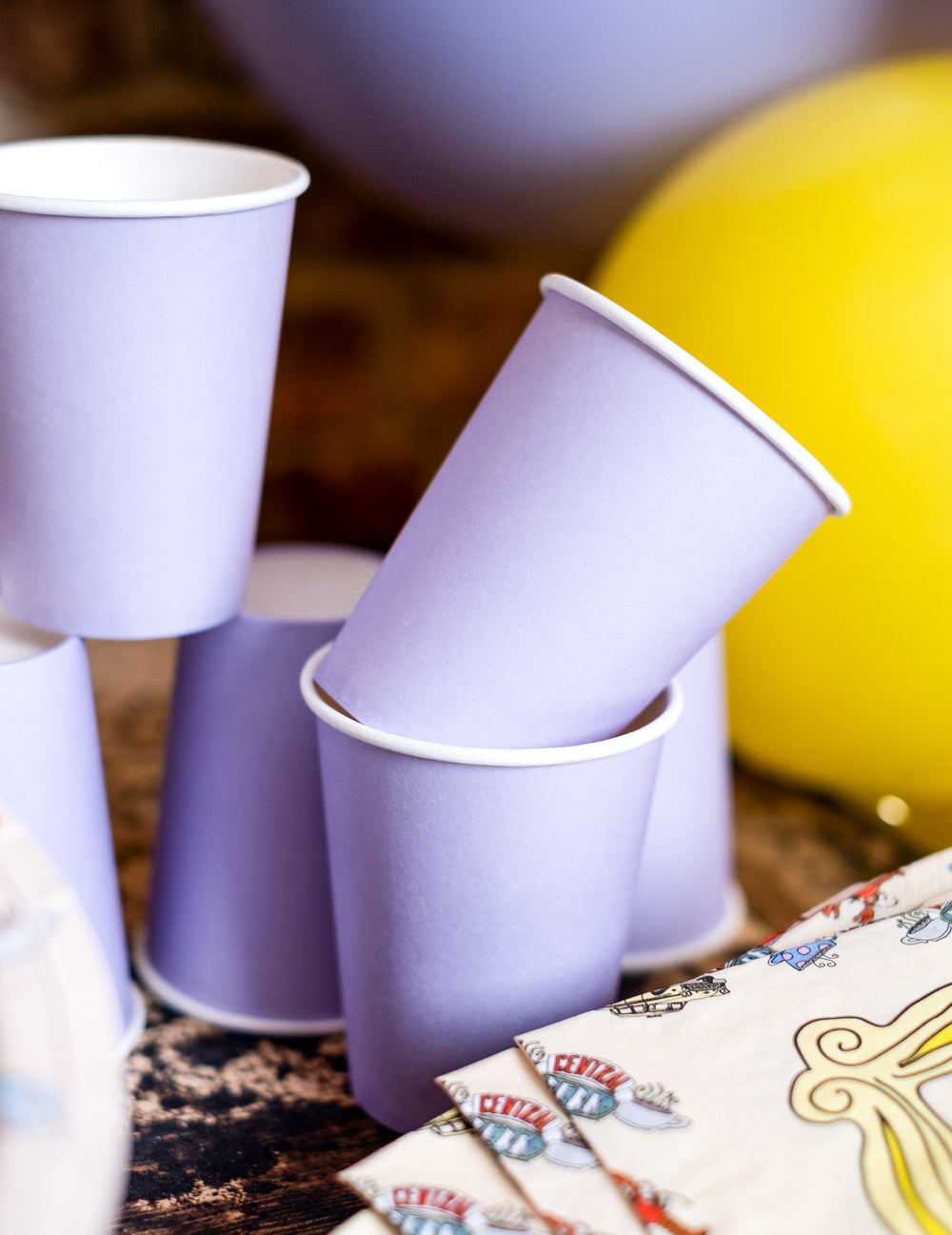Gros plan des gobelets en carton lavande pour fête