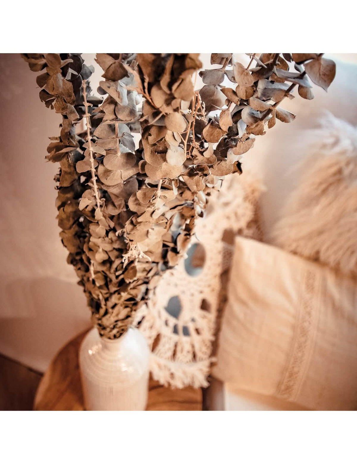 Grande plano nas folhas de eucalipto seco decoração de casamento