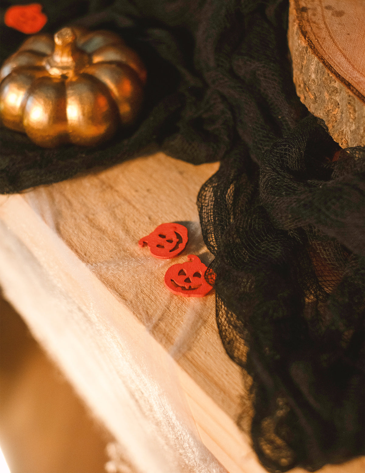 Mise en scène des confettis de table citrouille pour Halloween