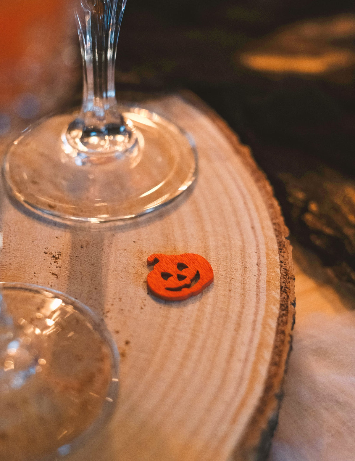Gros plan sur une citrouille orange des confettis de table citrouille pour Halloween