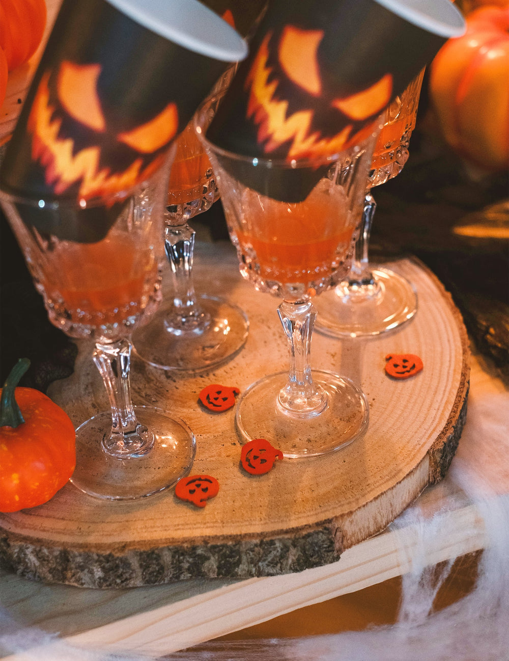 Mise en situation sur une table des confettis de table citrouille pour Halloween