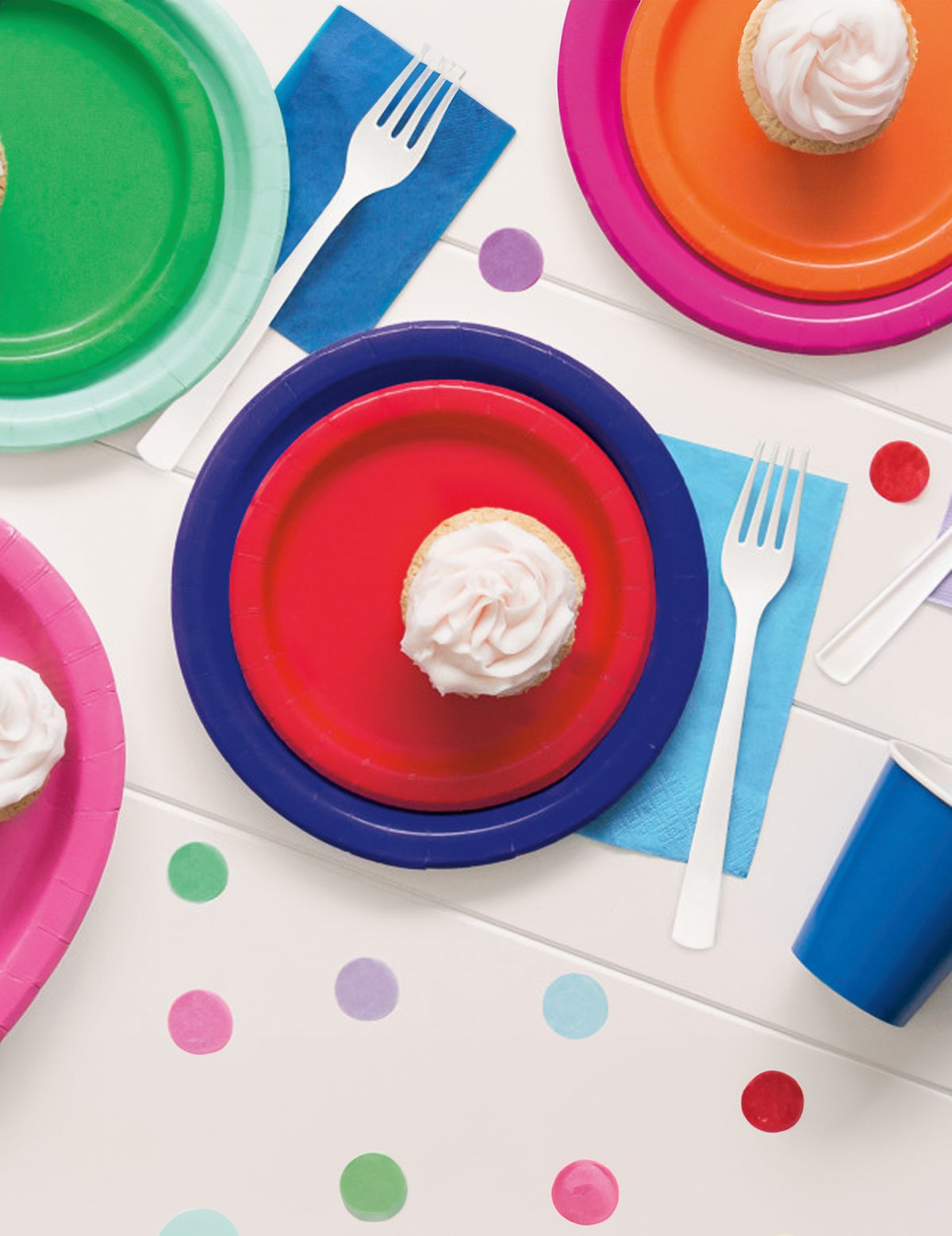 Mise en situation des assiettes en carton pour fête bleu marine