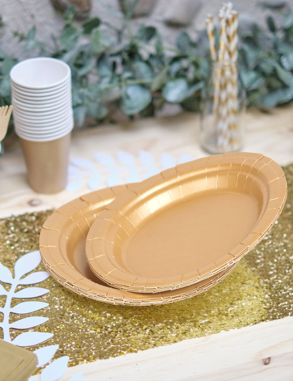 Mise en situation des assiettes en carton doré mat pour fête rondes