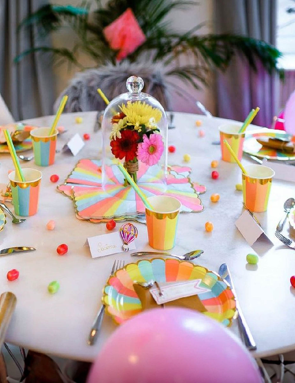 Detalhe da decoração de mesa dos guardanapos de papel recortados Berlingot para festa pastel e dourado