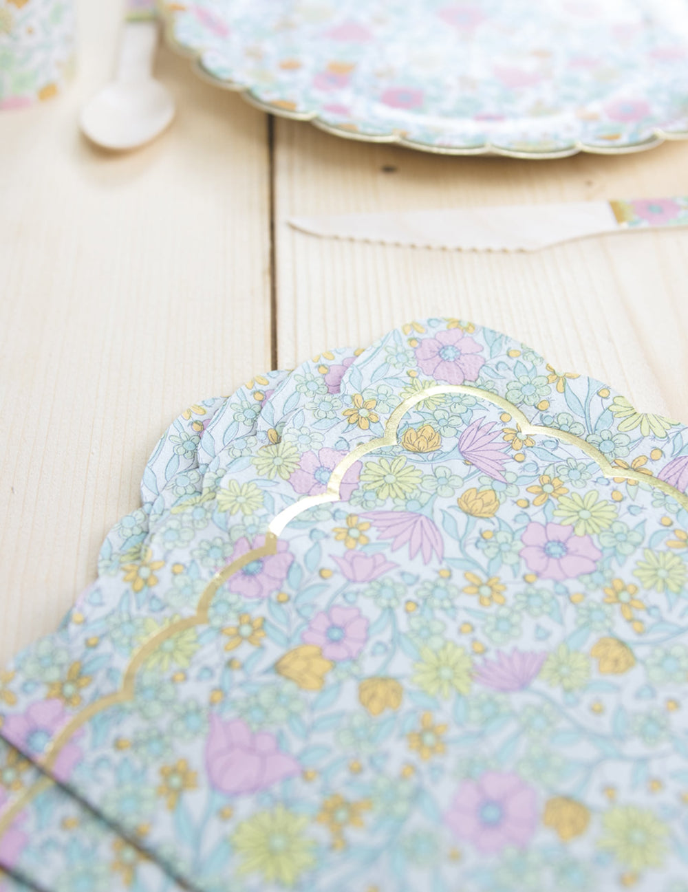 Gros plan sur le motif des serviettes festonnées en papier shabby à fleurs