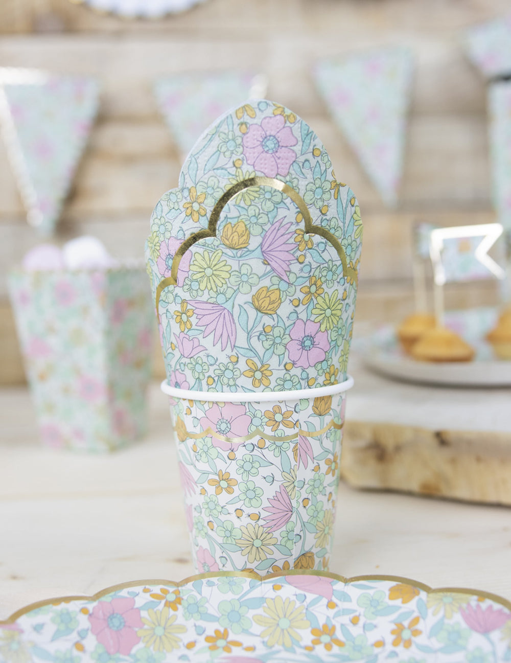 Mise en situation des serviettes festonnées en papier shabby à fleurs