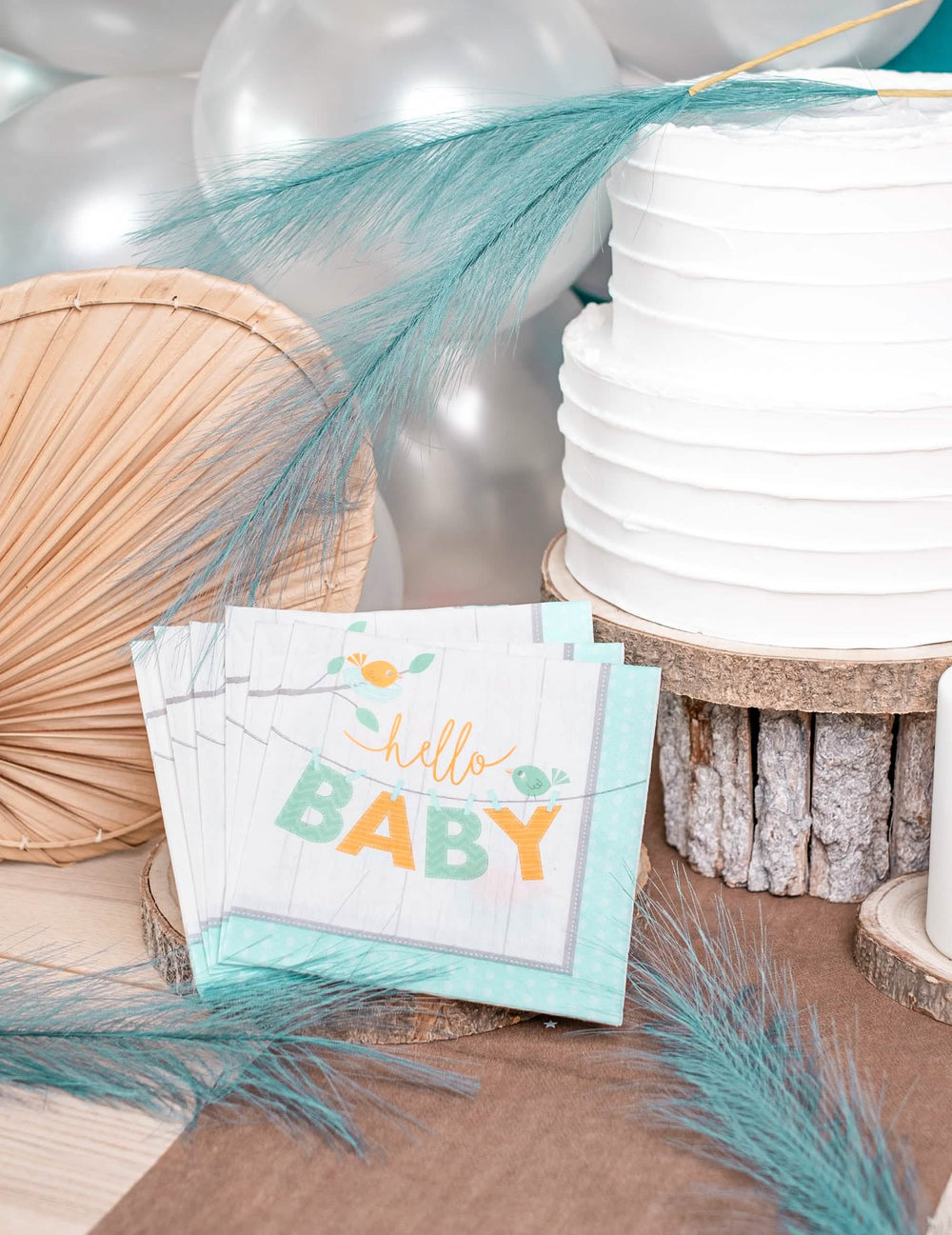 Encenação decorativa com guardanapos hello baby pássaros