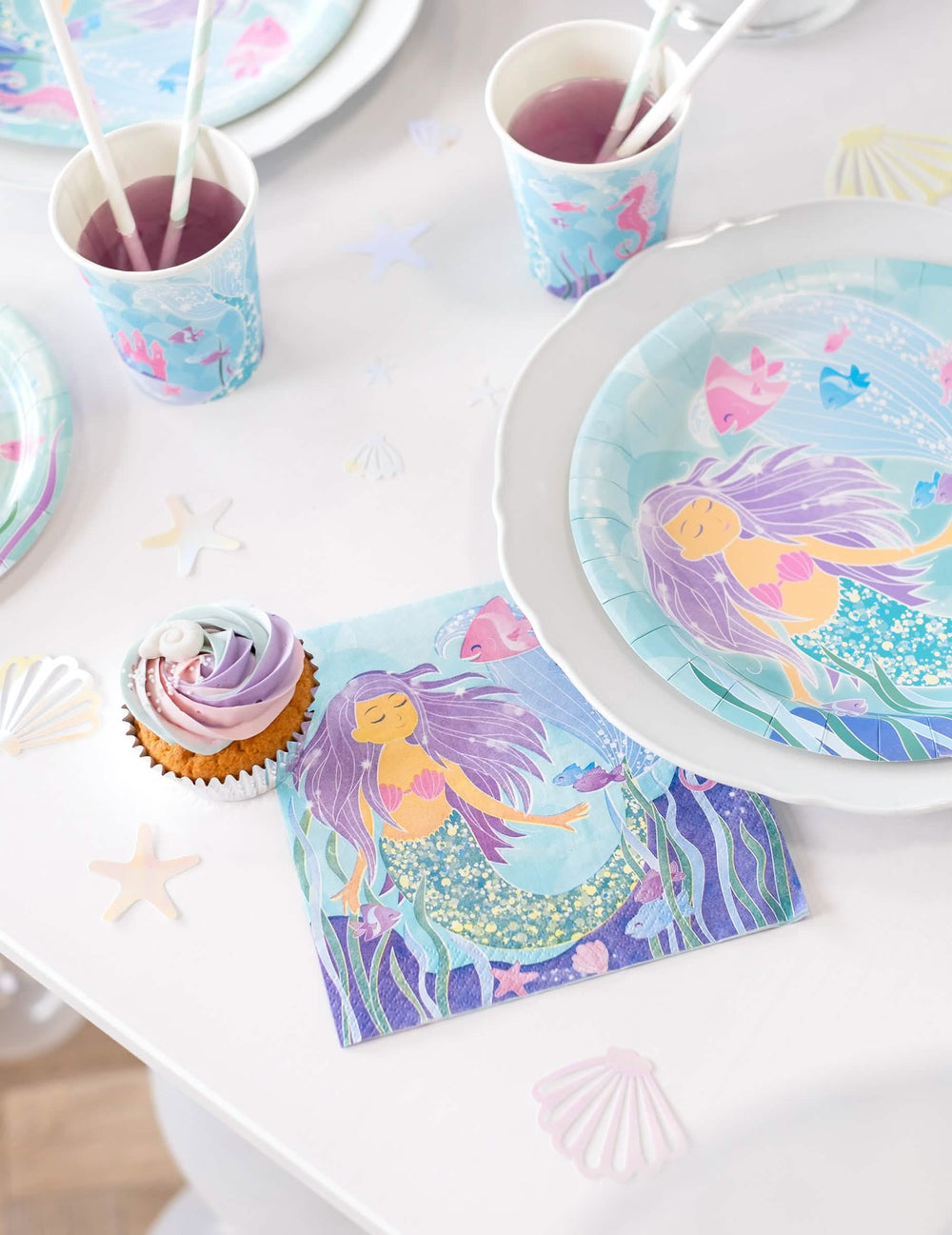 Mise em cena da mesa de aniversário com os guardanapos de papel bela sereias cintilante