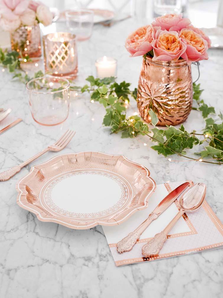 Mise en situation des serviettes en papier porcelaine aux motifs baroques rose gold