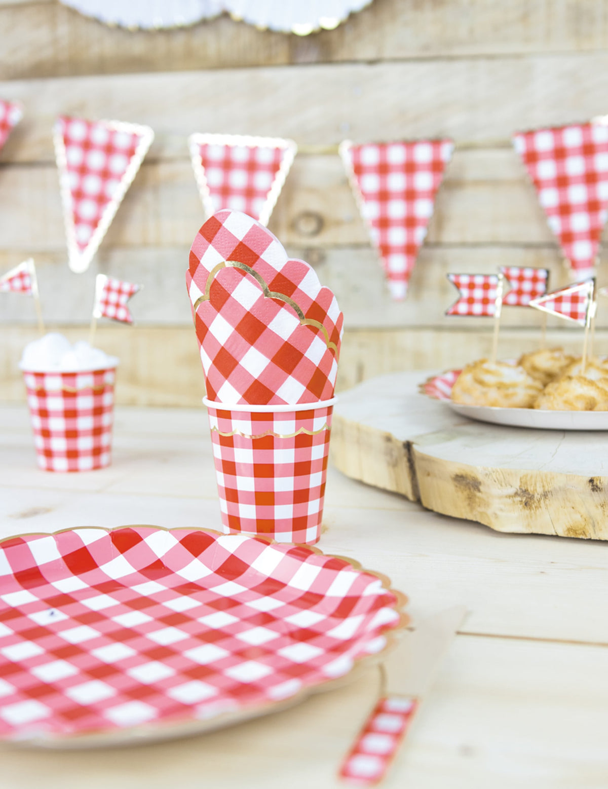 Vue d'ensemble de la table de fête des serviettes festonnées en papier vichy rouge