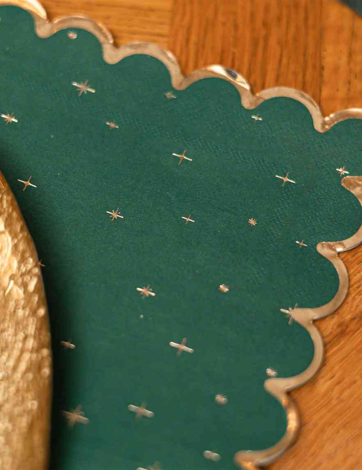 16 guardanapos de Natal atemporal verde-inglês e dourado 33 x 33 cm