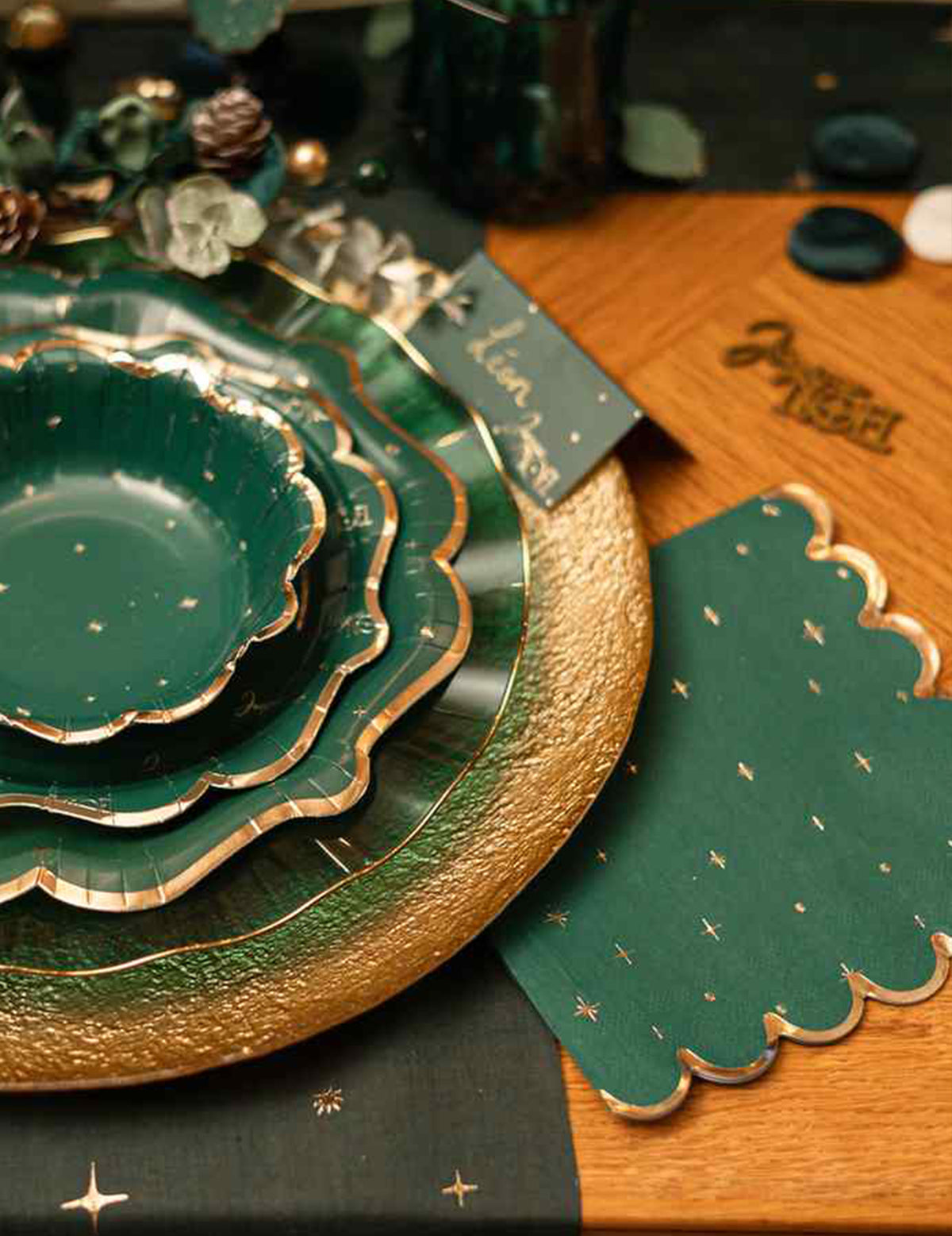 16 guardanapos de Natal atemporal verde-inglês e dourado 33 x 33 cm