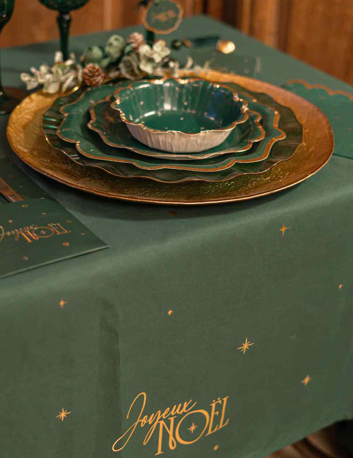 16 guardanapos de Natal atemporal verde-inglês e dourado 33 x 33 cm