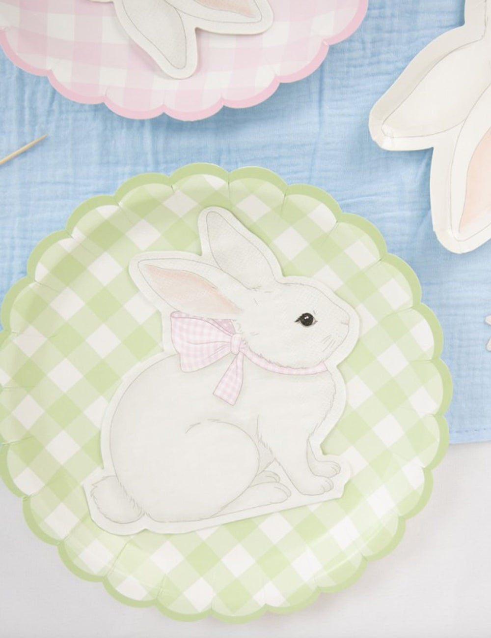 Détail du motif lapin sur fond vichy vert des serviettes en papier Mon Lapin