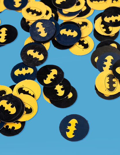 Gros plan sur les confettis Batman