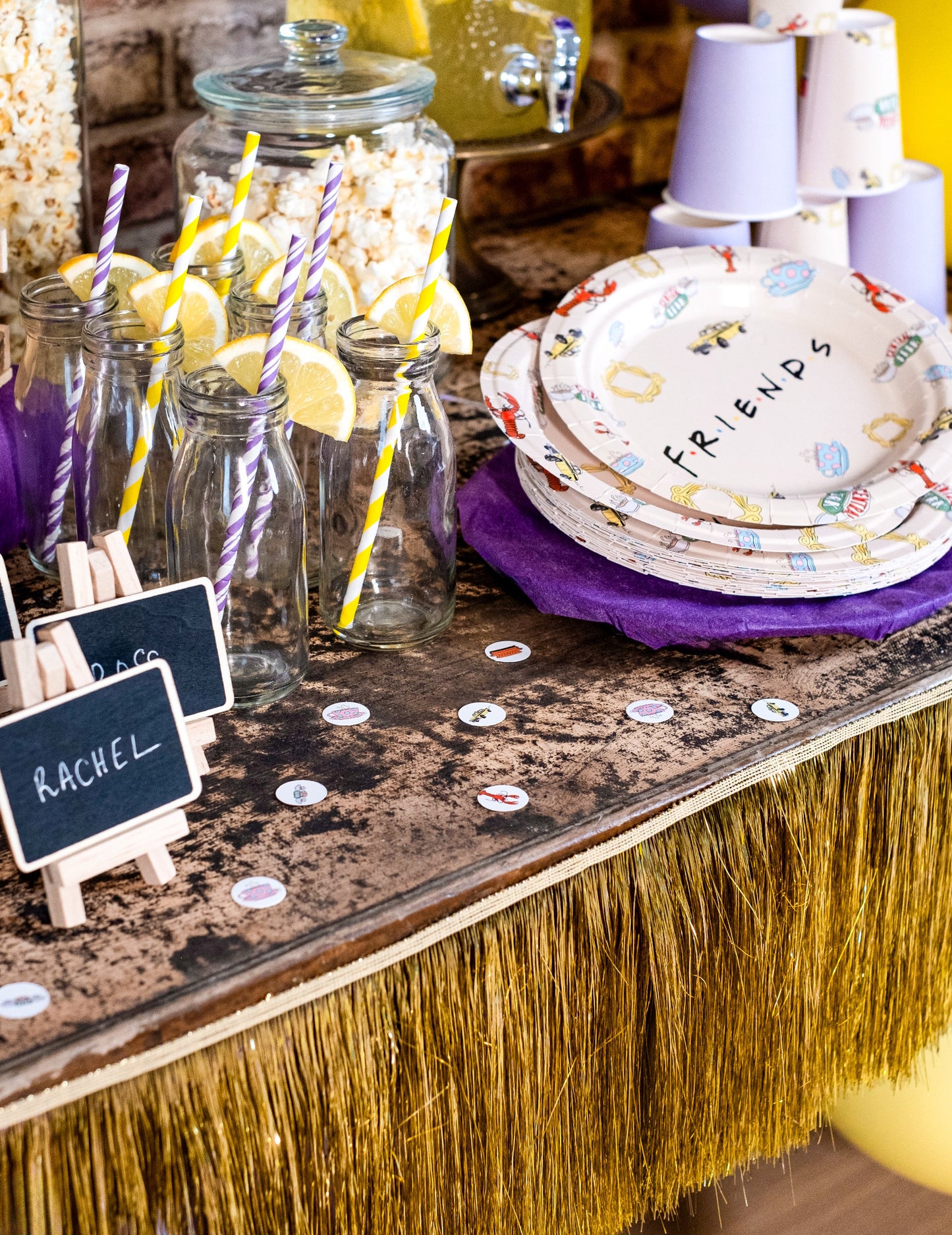 Mise en situation sur un buffet décoré des Confettis Friends