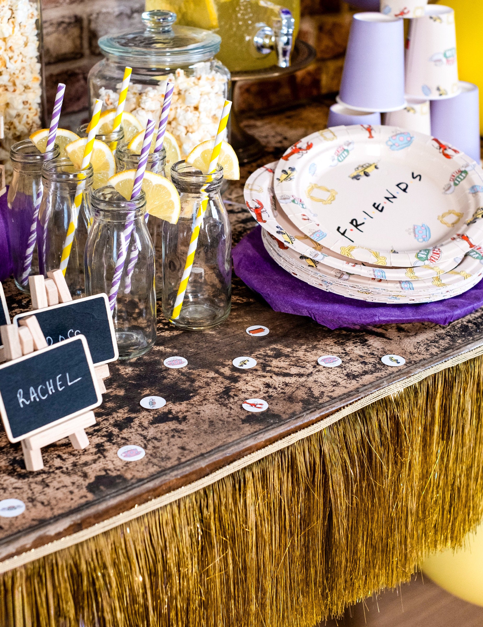 Mise en situation sur un buffet décoré des Confettis Friends