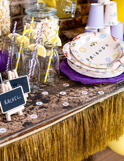 Mise en situation sur un buffet décoré des Confettis Friends