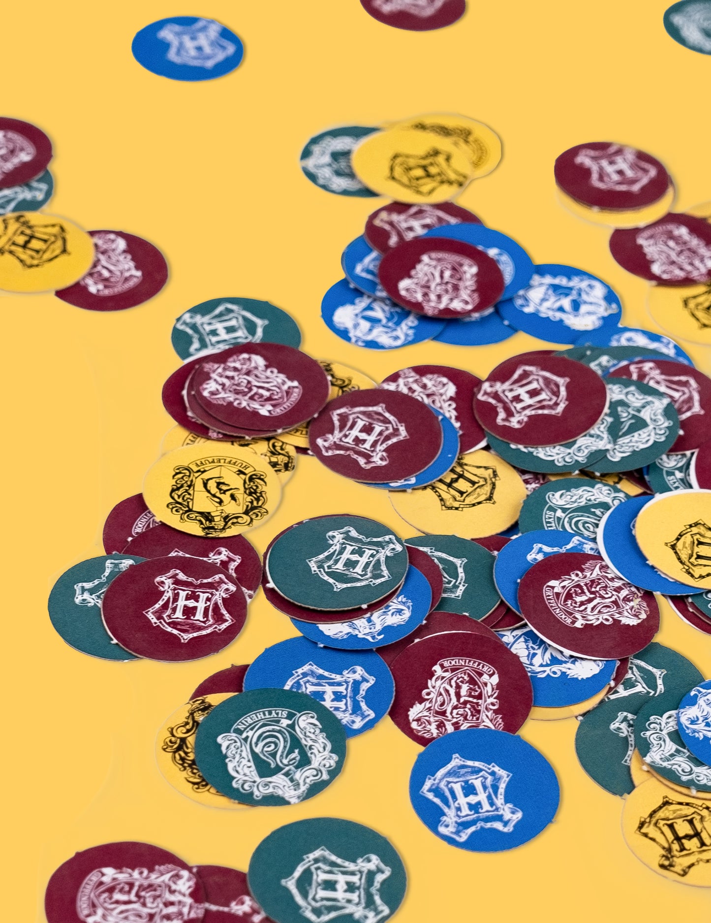 Gros plan sur les blasons de Poudlard des confettis Harry Potter