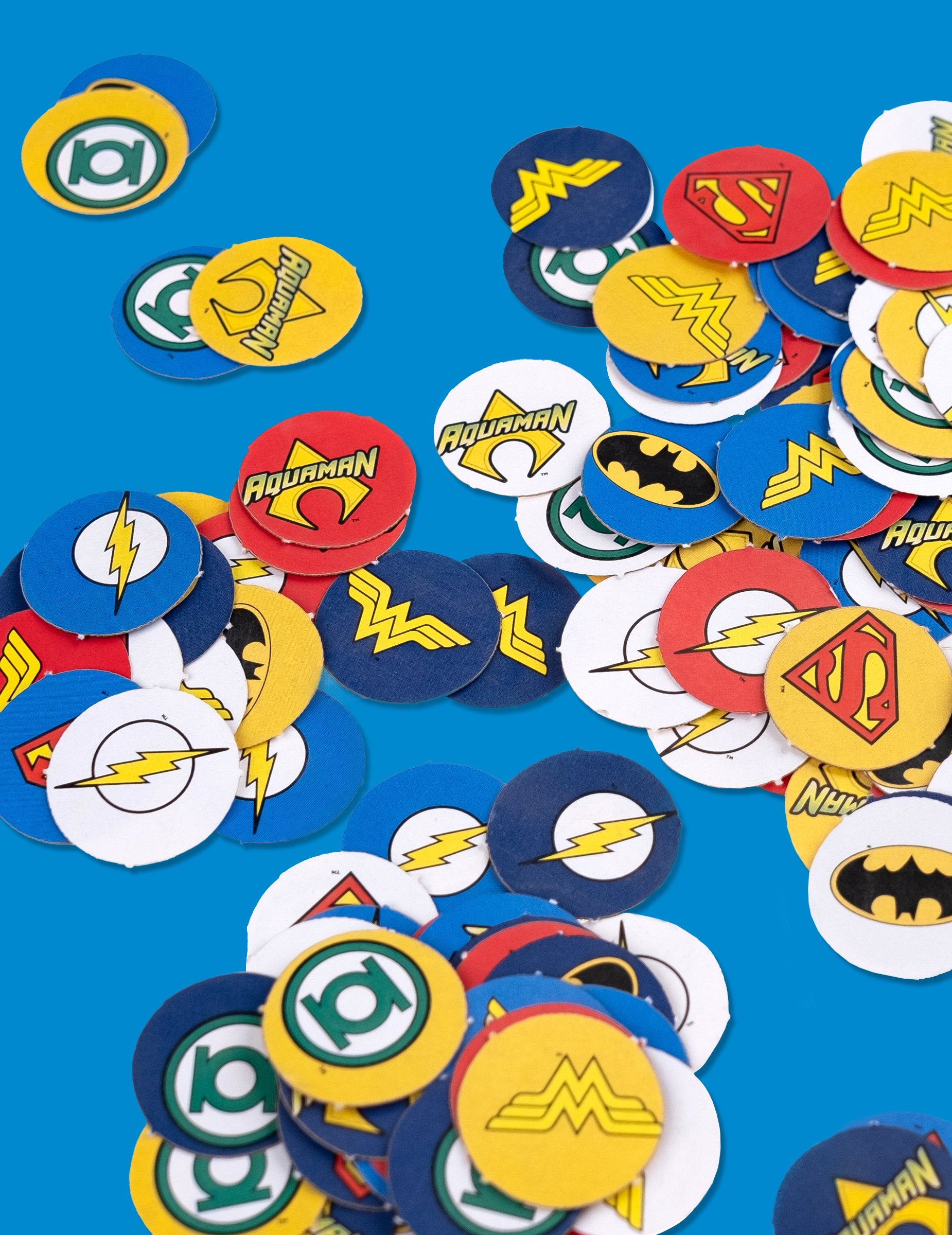 Gros plan sur les logos de super-héros des confettis Justice League