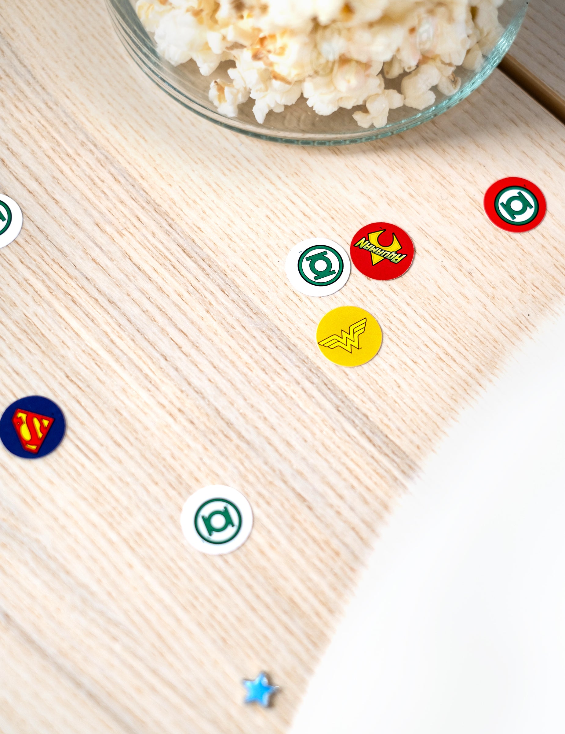 Mise en scène avec pop-corn des confettis Justice League