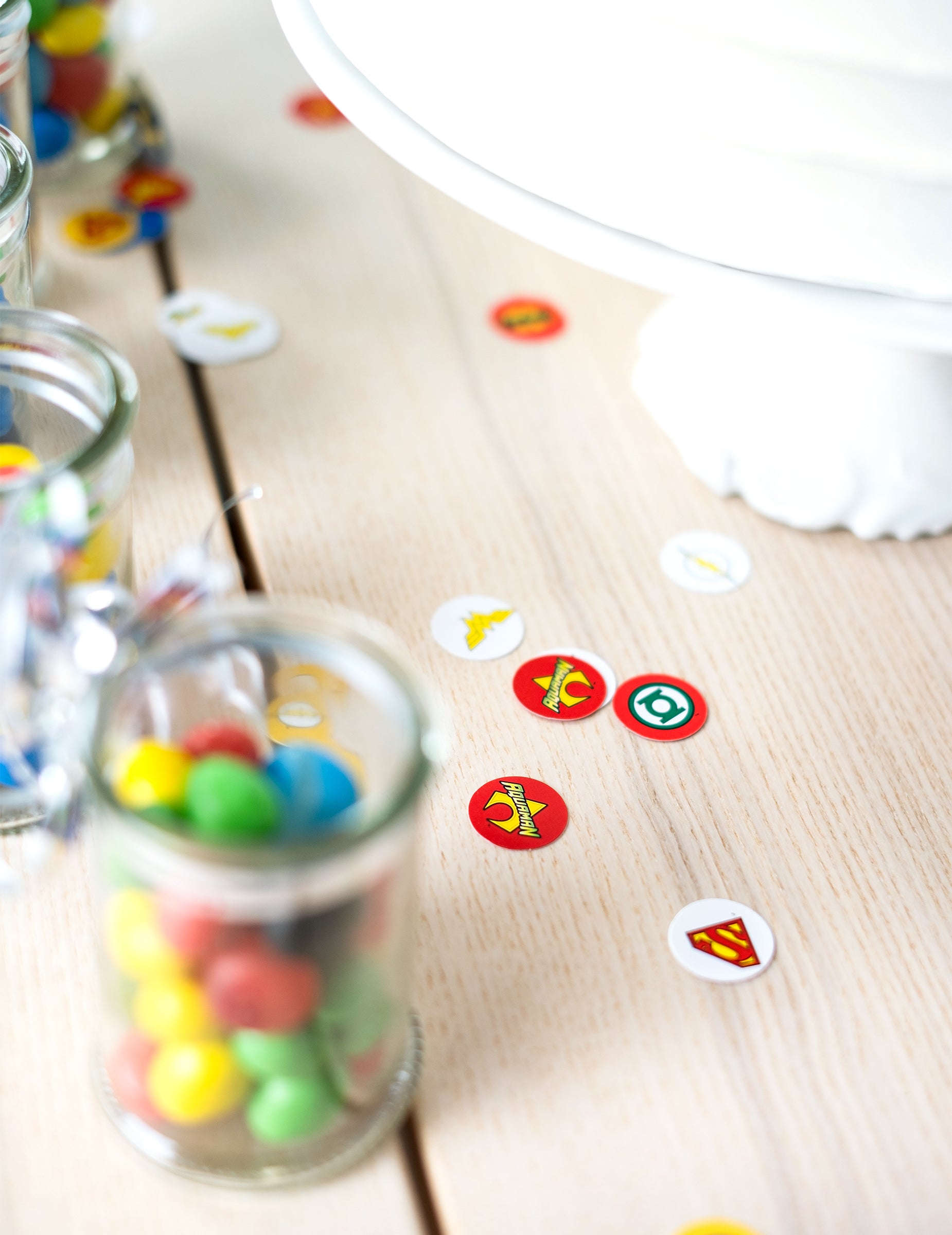 Mise en scène avec des bocaux de bonbons des confettis Justice League