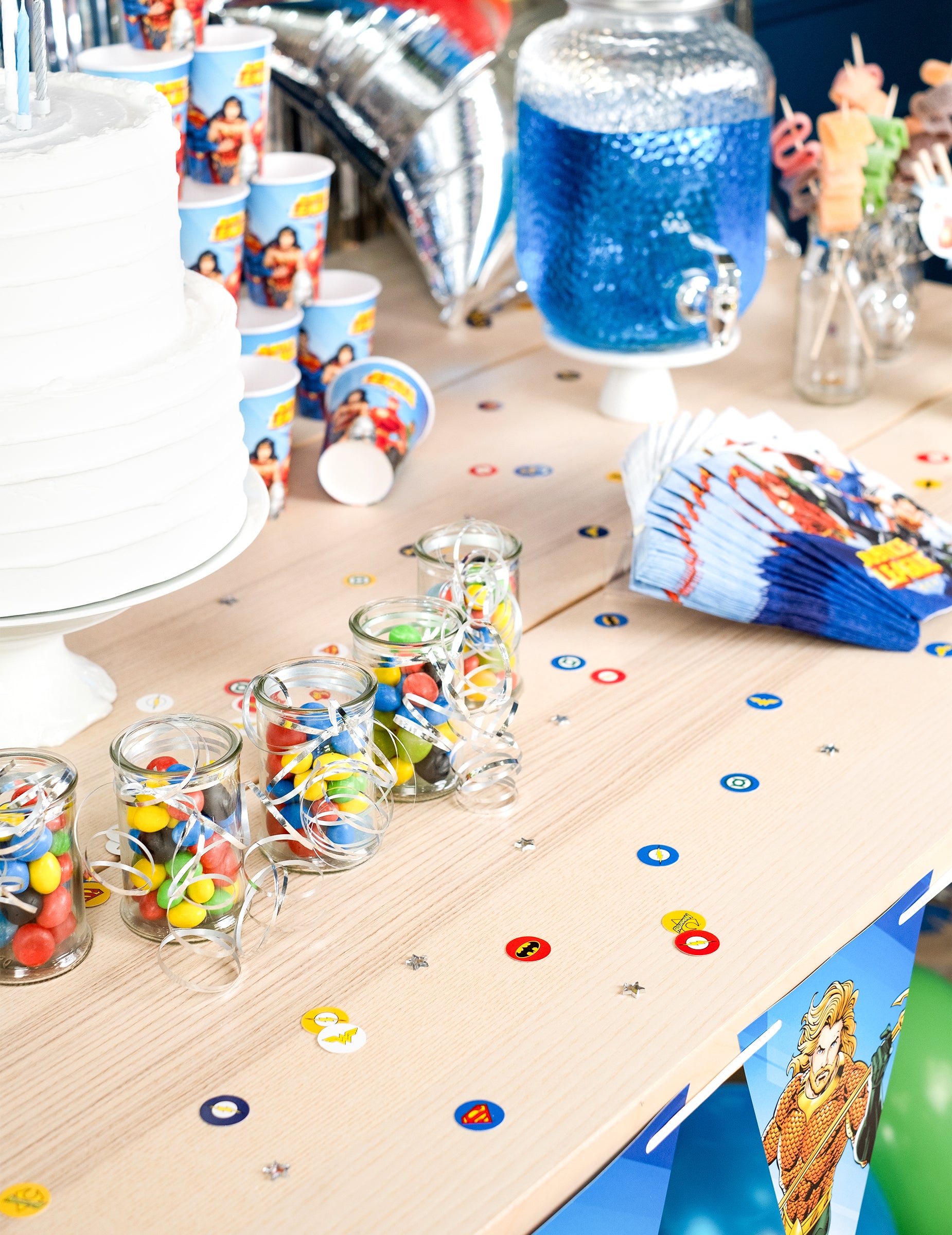 Mise en scène sur une table de fête des confettis Justice League