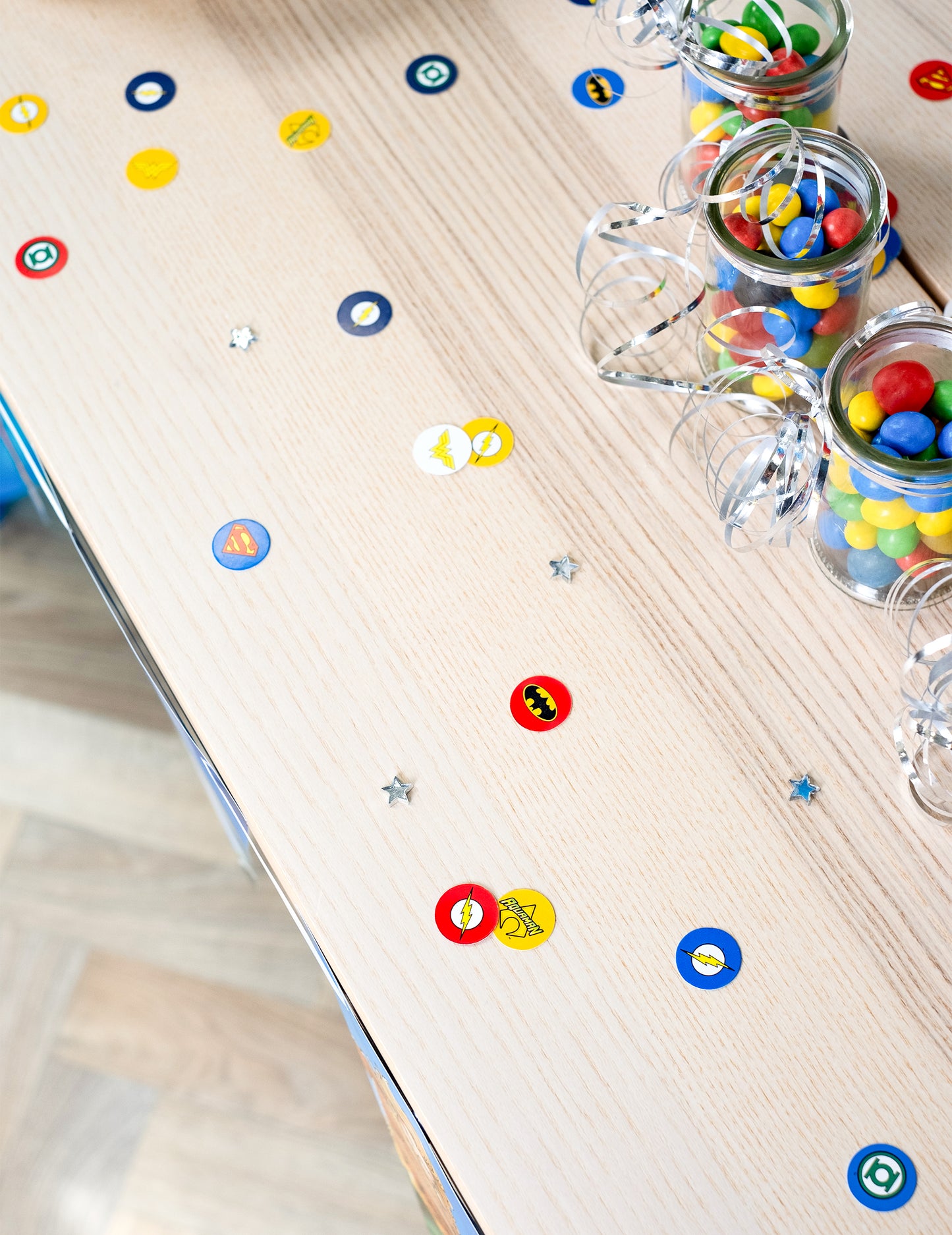 Vue de dessus de la décoration de table avec bonbons des confettis Justice League