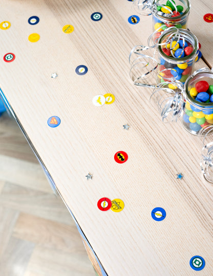 Vue de dessus de la décoration de table avec bonbons des confettis Justice League