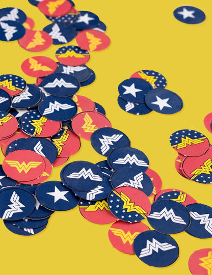 Gros plan sur les motifs et logos des Confettis Wonder Woman™