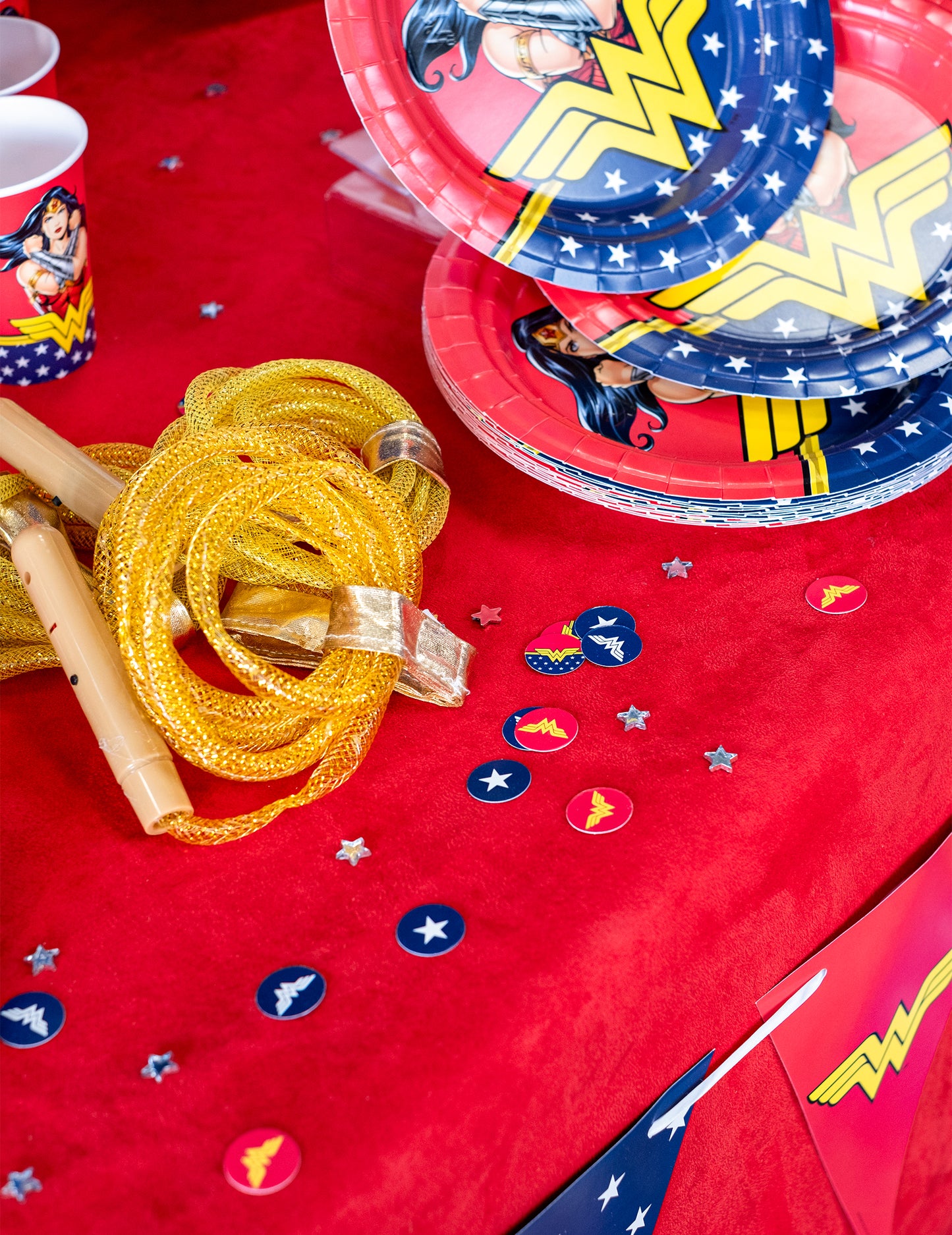 Mise en situation de décoration de table des Confettis Wonder Woman™