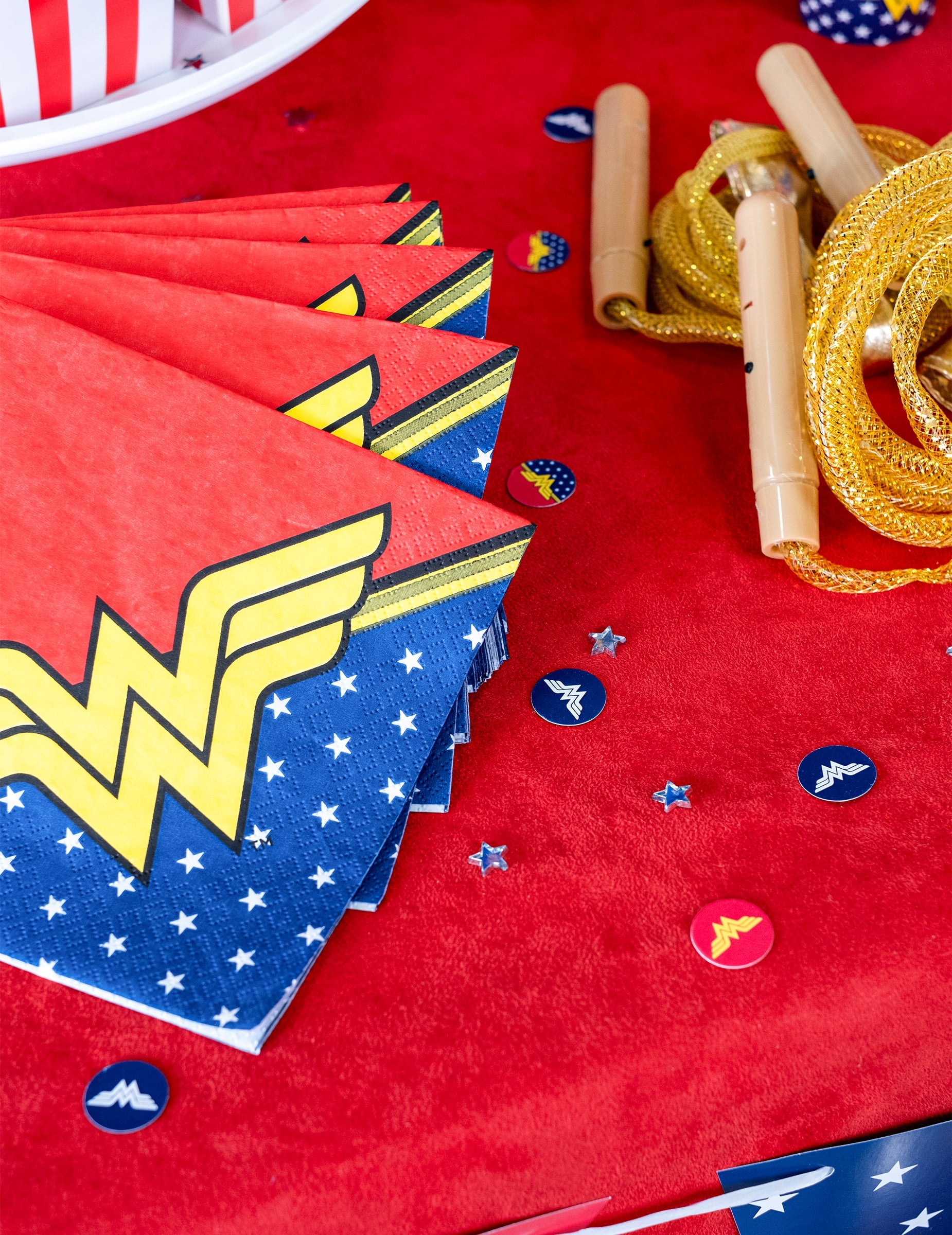 Mise en scène avec serviettes de table du confettis Wonder Woman