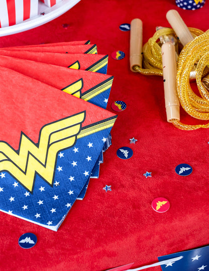 Mise en scène avec serviettes de table du confettis Wonder Woman