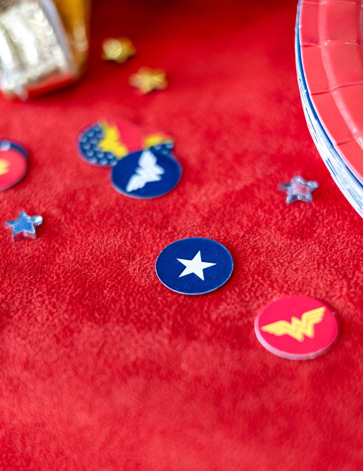 Zoom sur les motifs et logos du confettis Wonder Woman